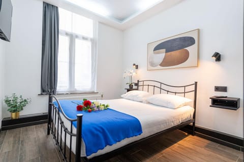 Bed, TV and multimedia, Photo of the whole room