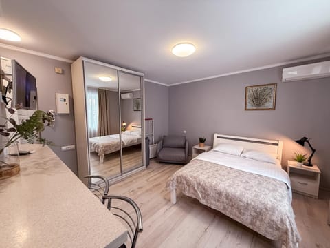 Bed, TV and multimedia, Photo of the whole room, Decorative detail, Bedroom, kitchen, air conditioner