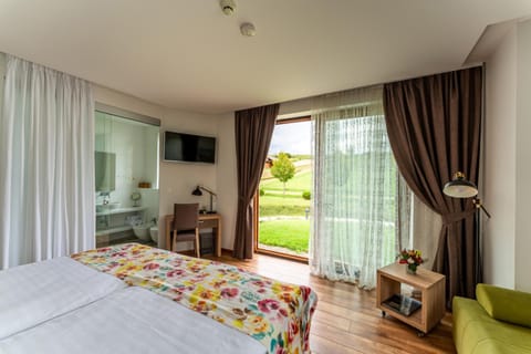 Bed, TV and multimedia, Photo of the whole room, Garden view