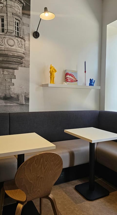 Seating area, Breakfast