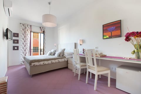 Bed, TV and multimedia, Balcony/Terrace, Photo of the whole room, Bedroom