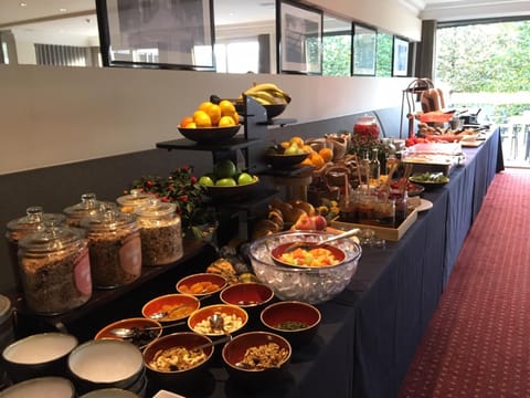 Restaurant/places to eat, Lounge or bar, Continental breakfast, Alcoholic drinks, Non alcoholic drinks