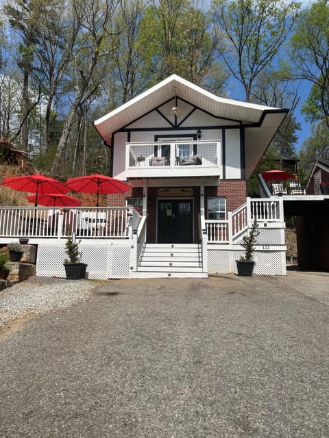 Property building, Restaurant/places to eat, Day