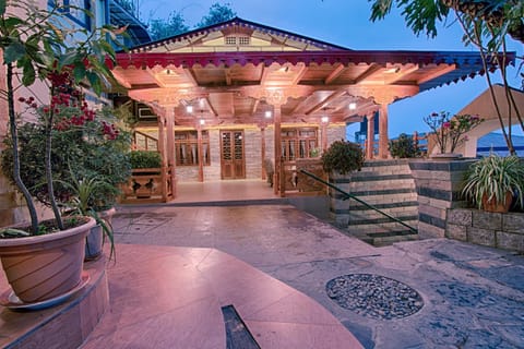 Property building, Patio, Restaurant/places to eat, BBQ facilities, Balcony/Terrace, Living room, Decorative detail, Seating area, Dining area, Area and facilities, Area and facilities
