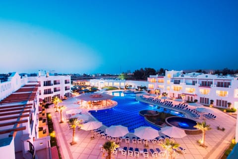 Property building, Garden, Balcony/Terrace, Pool view, Swimming pool