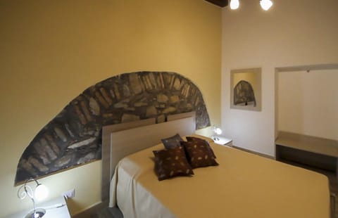 Staff, People, TV and multimedia, Animals, Animals, Bedroom, Pets, Pets, children, young children, older children, group of guests, Family