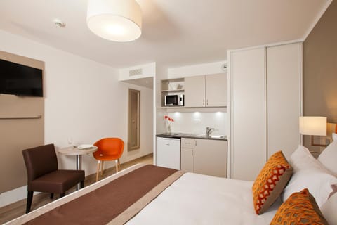 Kitchen or kitchenette, Bedroom