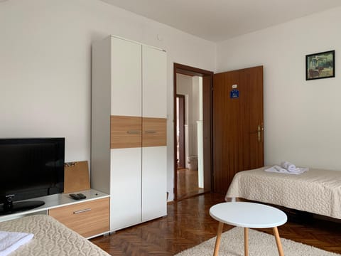 Bed, TV and multimedia, Photo of the whole room, Bedroom, wardrobe