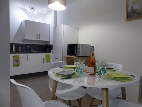 Kitchen or kitchenette, Dining area