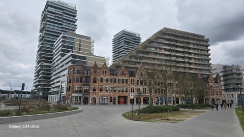 Property building, View (from property/room), City view, Landmark view, Street view, Location