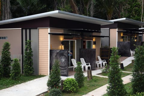 Property building, Facade/entrance, Night, Photo of the whole room, On site, Garden view, Location