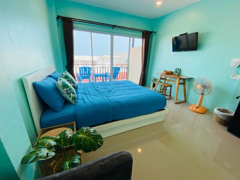 Bed, TV and multimedia, Photo of the whole room, Bedroom