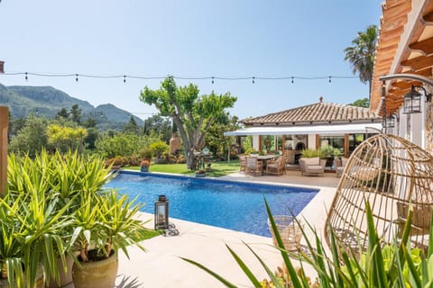 Property building, Garden, Swimming pool