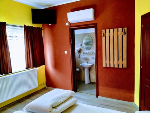 Bed, Bathroom, TV and multimedia, Bedroom