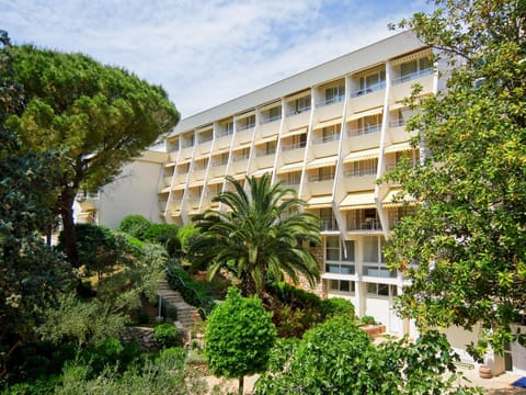 Property building, Neighbourhood, Natural landscape, Garden