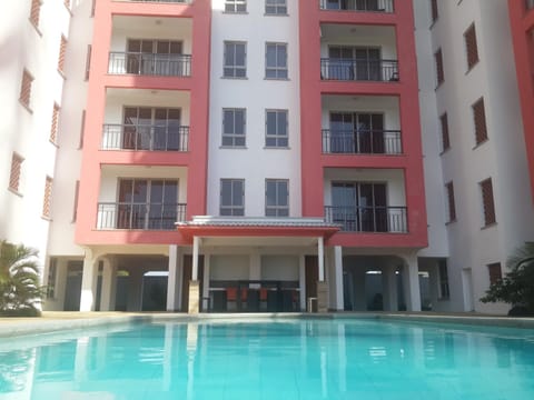 Staff, Staff, Facade/entrance, Bird's eye view, Garden, Lounge or bar, Floor plan, Pool view, Family