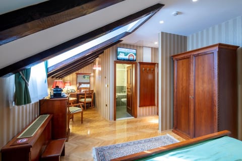 TV and multimedia, Seating area, Bedroom