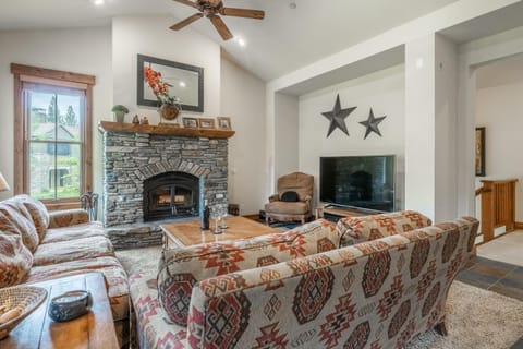 Day, TV and multimedia, Living room, fireplace, furniture