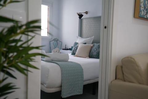 Bed, Living room, Bedroom