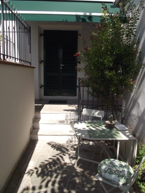 Patio, Facade/entrance