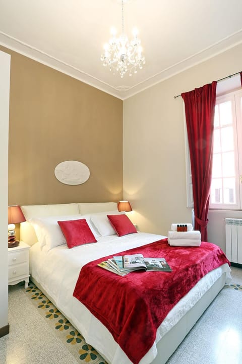 Bed, Photo of the whole room, Decorative detail, Decorative detail, Bedroom, internet, towels