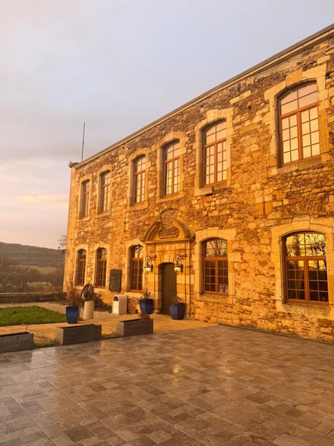 Property building, Restaurant/places to eat, Restaurant/places to eat, Sunset