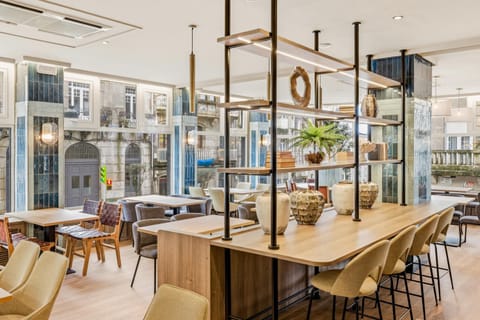 Restaurant/places to eat, Seating area