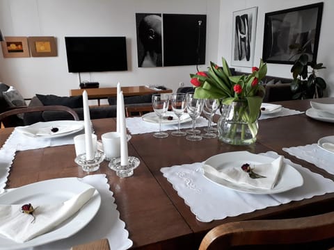 TV and multimedia, Living room, Food and drinks, Dining area, Evening entertainment, Food