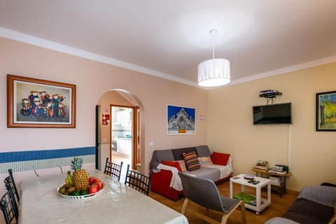 Living room, Food and drinks