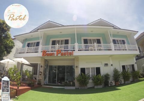 Staff, Restaurant/places to eat, Communal lounge/ TV room, Property logo or sign, Garden, Library, On-site shops, Balcony/Terrace, Balcony/Terrace, Living room, Lobby or reception, Decorative detail, Dining area, City view, Garden view, Dinner, Drinks, Alcoholic drinks, Non alcoholic drinks