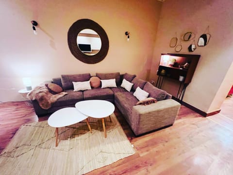 Bed, Living room, Photo of the whole room, Seating area