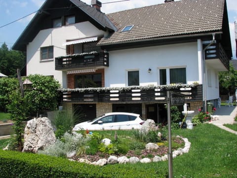 On site, Location
