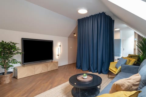 Communal lounge/ TV room, TV and multimedia, Living room, Evening entertainment