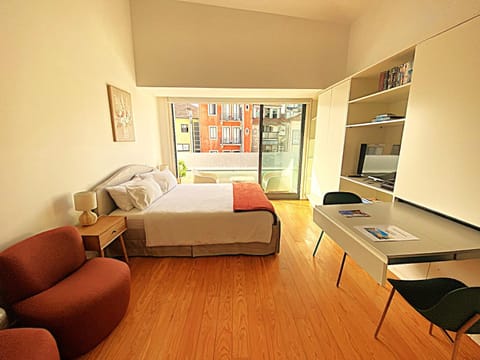 Bed, TV and multimedia, Balcony/Terrace, Living room, Photo of the whole room, Seating area, Dining area, Bedroom