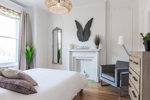 Bed, Photo of the whole room, Decorative detail, Bedroom, group of guests, hair dresser