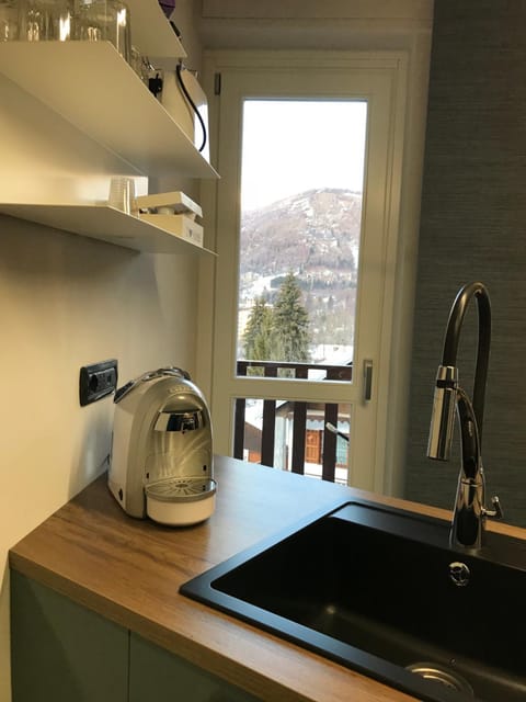Coffee/tea facilities, Kitchen or kitchenette, Decorative detail, Mountain view