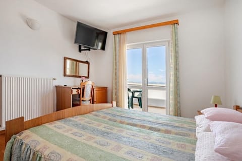 Bed, TV and multimedia, Balcony/Terrace, Seating area, Bedroom, Sea view