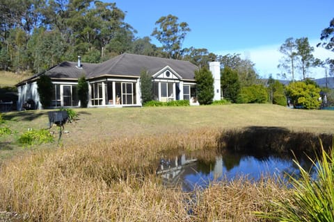 Property building, Nearby landmark, Restaurant/places to eat, Natural landscape, Garden view, Landmark view, Supermarket/grocery shop, Shopping Area, Swimming pool, Swimming pool