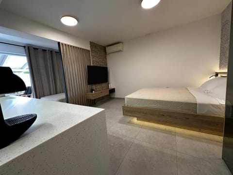 Communal lounge/ TV room, Bed, TV and multimedia, Photo of the whole room, Evening entertainment, Bedroom, air conditioner