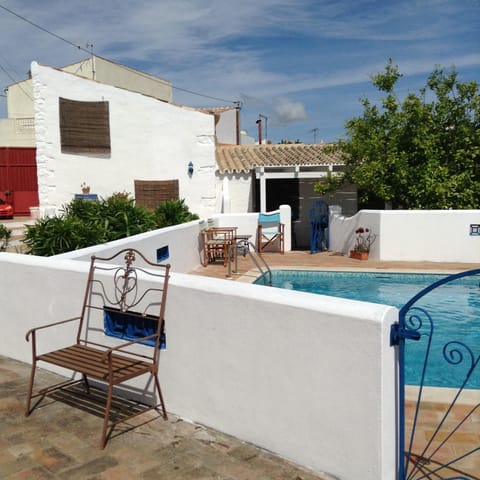 Property building, Patio, Balcony/Terrace, Swimming pool