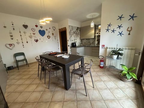 Kitchen or kitchenette, Dining area, oven, stove