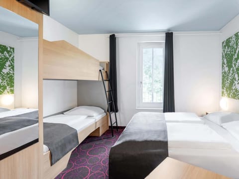 Bed, Photo of the whole room, Family