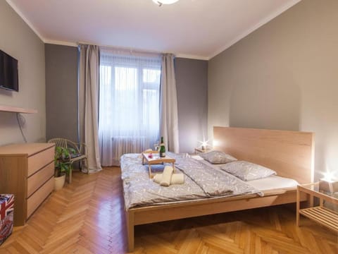 Bed, Day, Photo of the whole room, Bedroom, Alcoholic drinks, Non alcoholic drinks