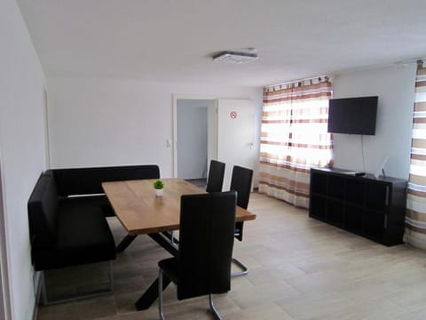 Communal lounge/ TV room, TV and multimedia, Living room, Seating area, Dining area