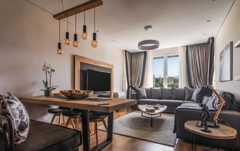 TV and multimedia, View (from property/room), Living room, Seating area, Dining area, On site, Guests, City view, group of guests, Family
