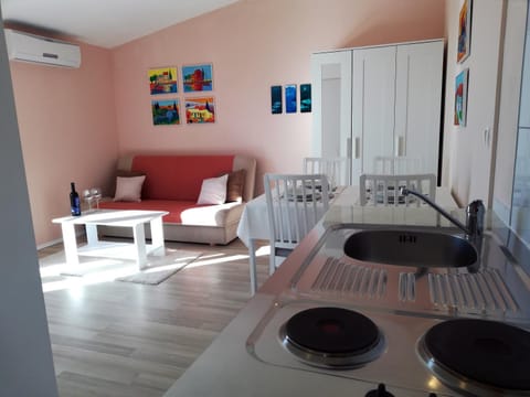 Kitchen or kitchenette, Living room, Seating area, Dining area