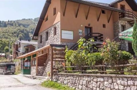 Bed, Natural landscape, Skiing, Food and drinks, Hiking, Family