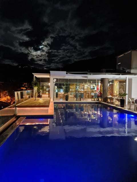 Restaurant/places to eat, Lounge or bar, Swimming pool