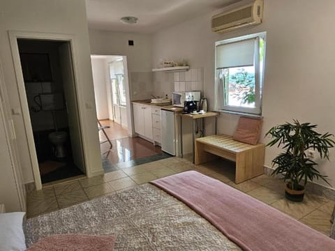 Bed, Coffee/tea facilities, Kitchen or kitchenette, Photo of the whole room, Bedroom, stove, toaster, air conditioner
