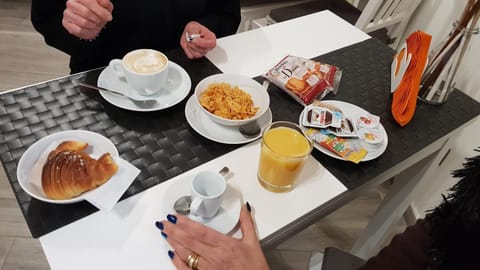 Coffee/tea facilities, Food and drinks